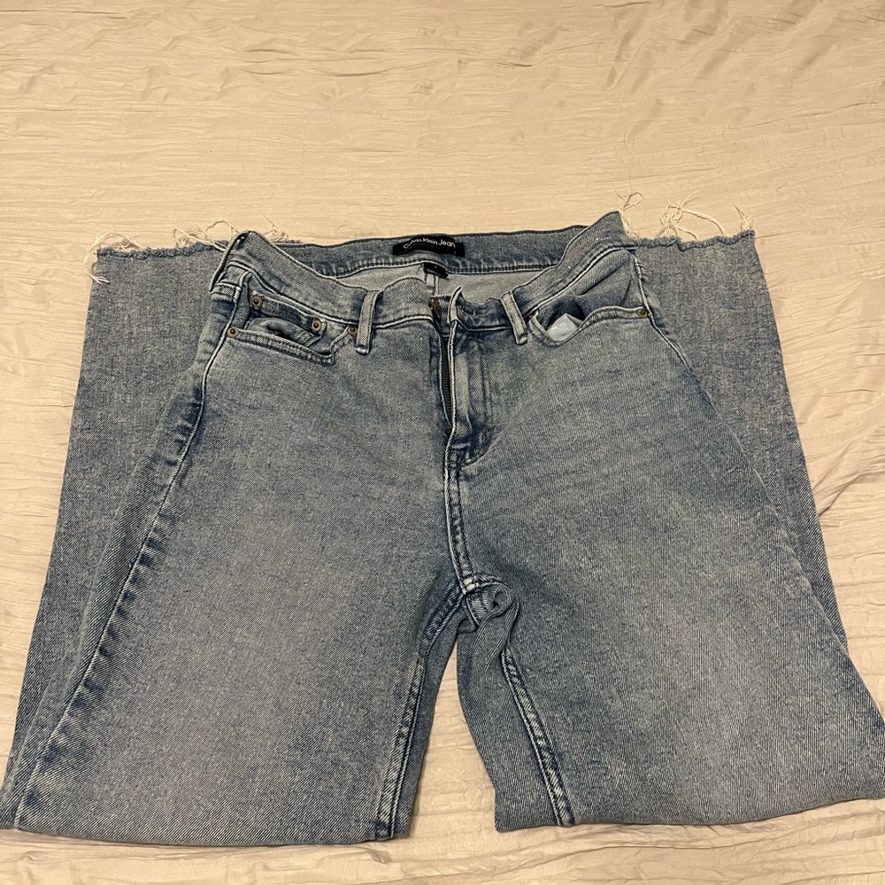 Straight leg frayed ankle Jean.
